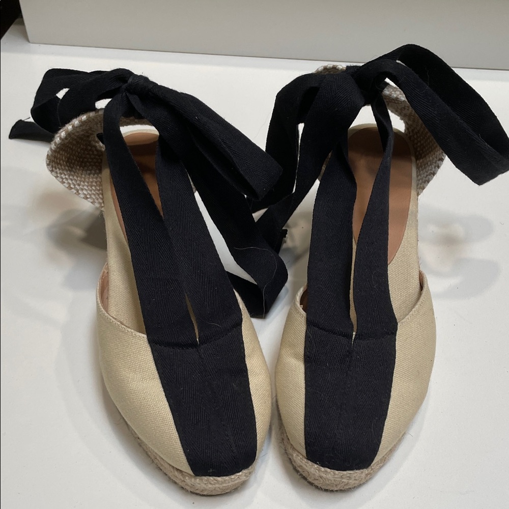 Castaner Elegant Black and Cream Women's Espadrilles